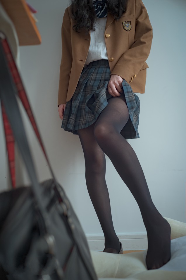 木花琳琳是勇者 - 女子〇生脚コキ48手 [66P3V-2.93GB]