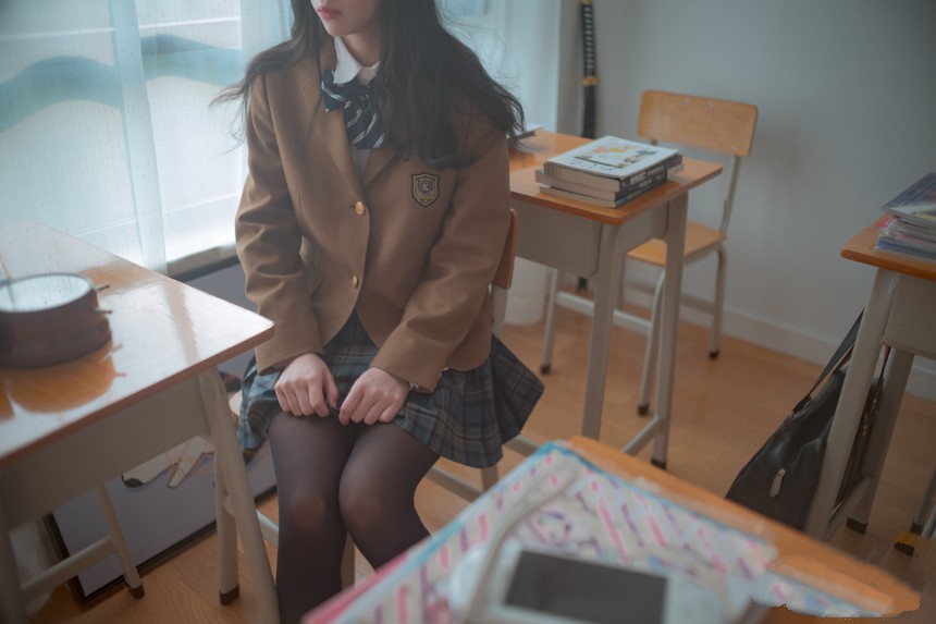 木花琳琳是勇者 - 女子〇生脚コキ48手 [66P3V-2.93GB]