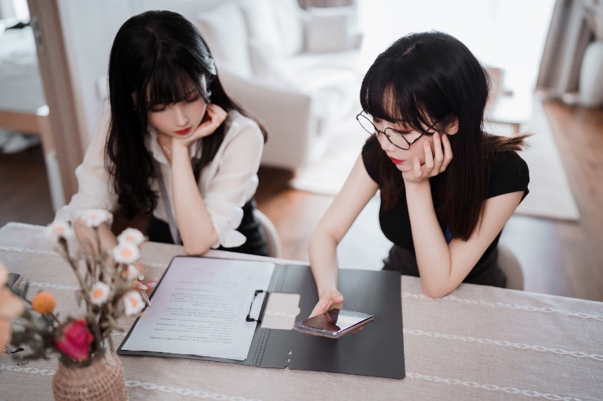 rioko凉凉子&amp;面饼仙儿 -《黑丝ol制服双人》 [102P11V-1.45GB]