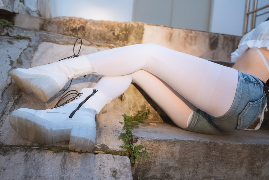 萌芽儿 - 邻家小恶魔 [47P1V-426MB]