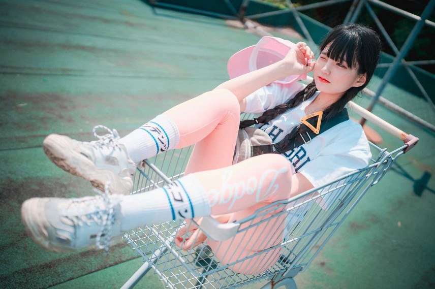 Jenny (정제니) ：可爱的小姐姐