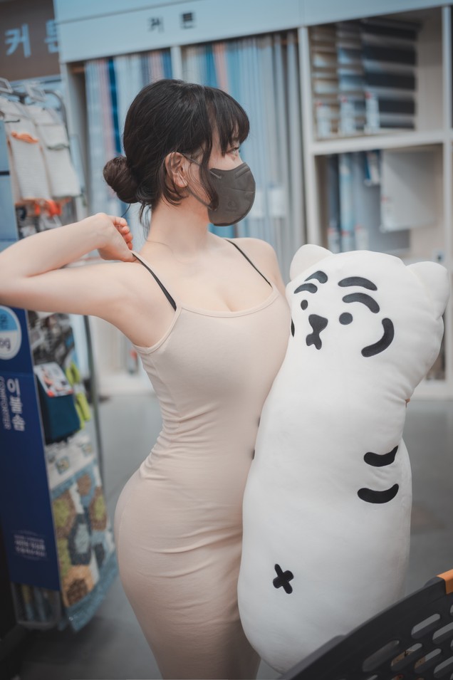 ZziZzi：超高的颜值完美的身材