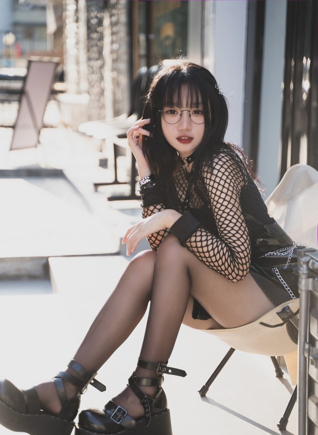 柒柒要乖额 - 街拍黑皮裙 [17P-197MB]