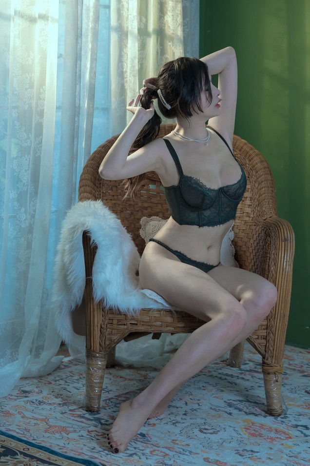 秋和柯基 - 绿墙 [25P-282MB]