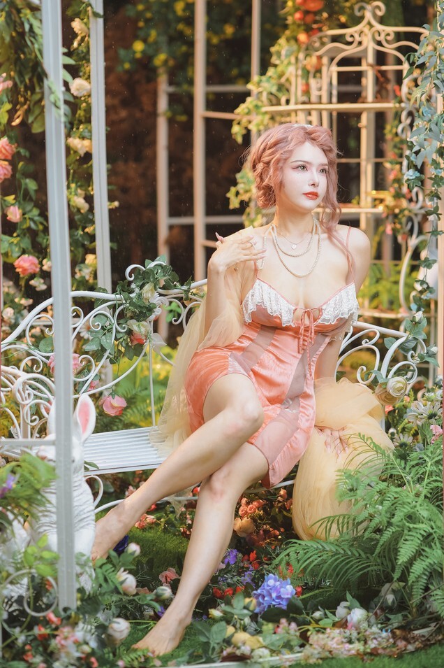 秋和柯基 – 花园嬉水 [67P-862MB]