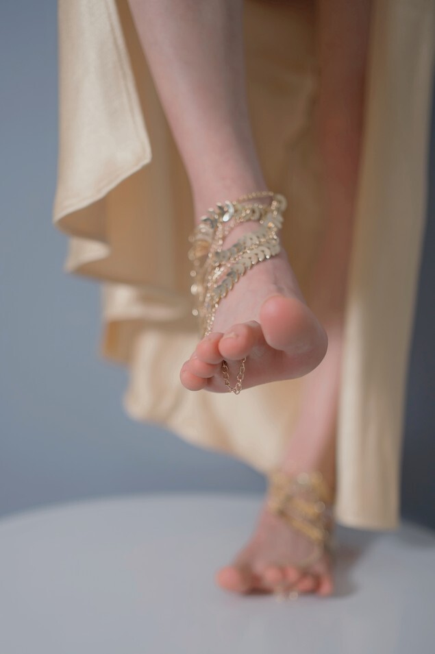 禅院熏 - 金色礼服 脚链 [32P-213MB]