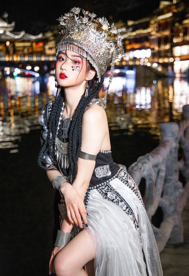 瓦斯塔亚小龙虾 - 苗疆女子 [18P-333MB]