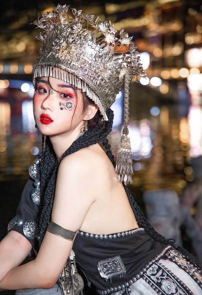 瓦斯塔亚小龙虾 - 苗疆女子 [18P-333MB]