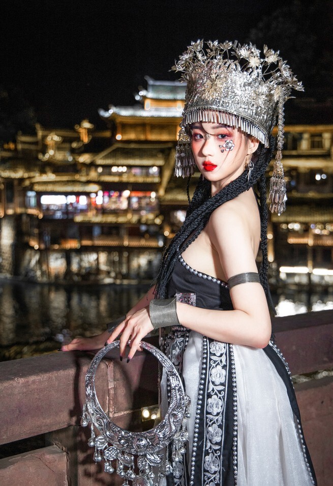 瓦斯塔亚小龙虾 - 苗疆女子 [18P-333MB]