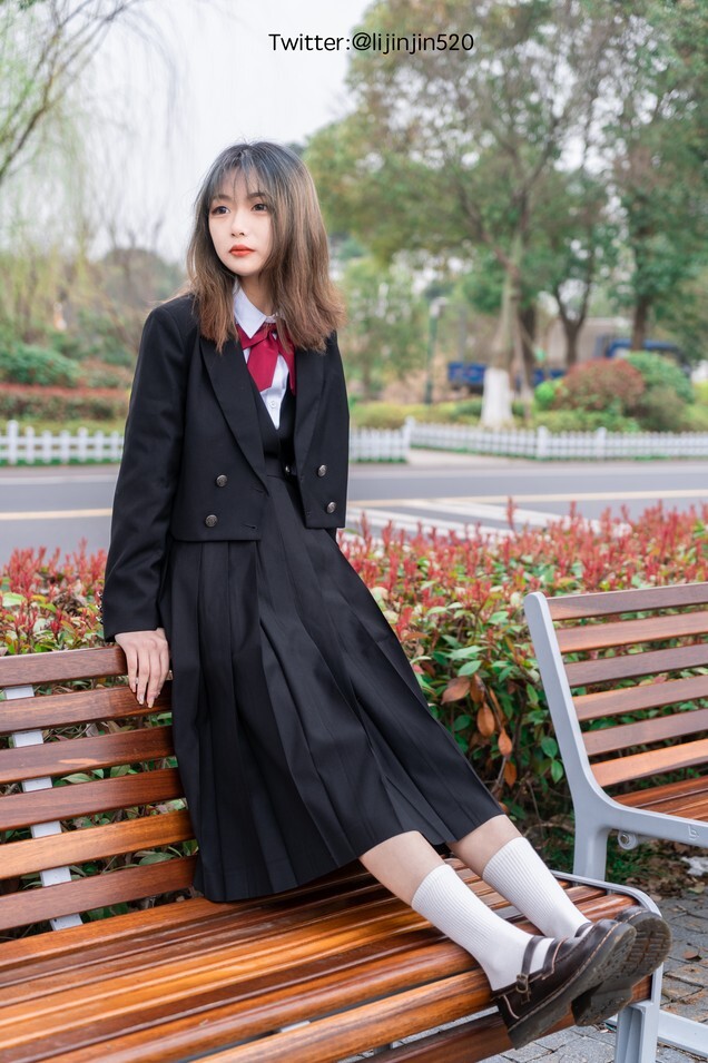 梨瑾瑾 – 户外黑长服 [20P-263MB]