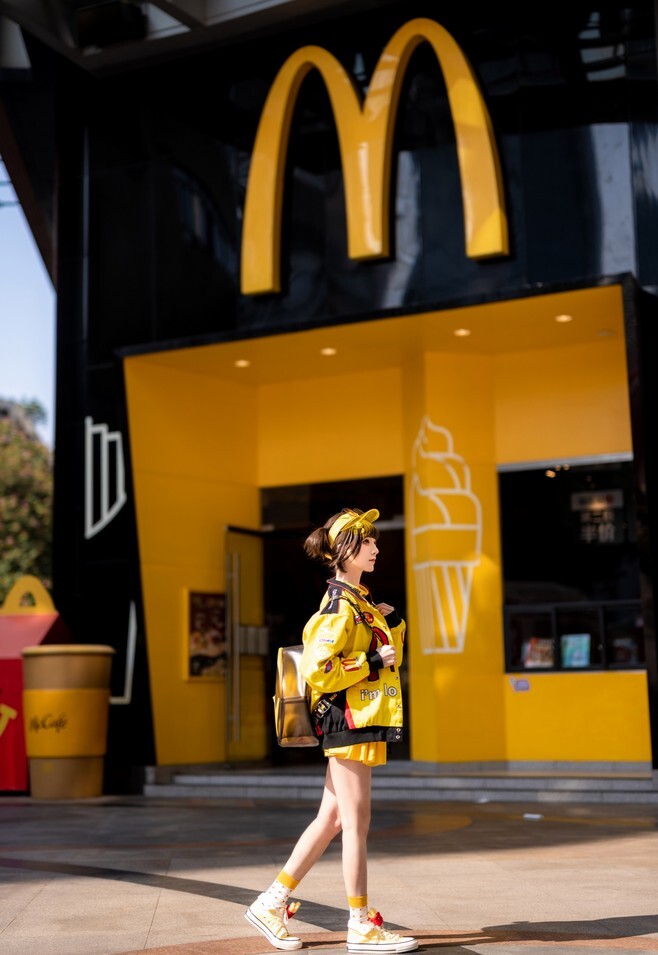 绮太郎_Kitaro - 麦当劳女孩 [18P-79MB]