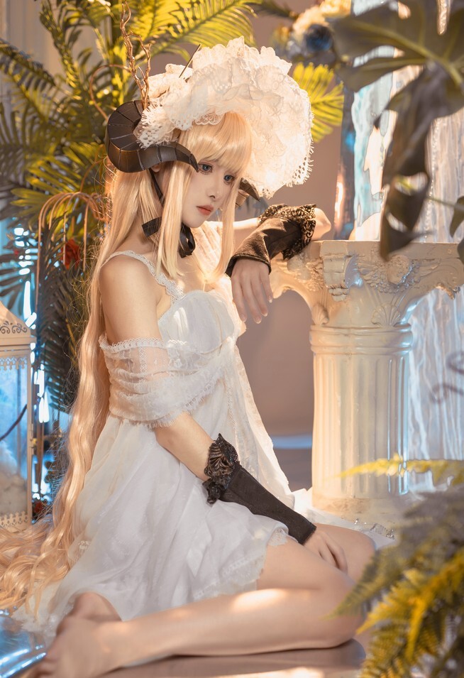 腥味猫罐 – 夜莺 [15P-90MB]