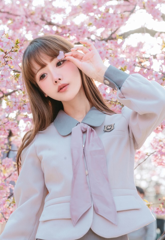 紫氯氯 - 樱花下的JK少女 [18P-72MB]