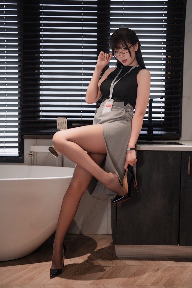 轩萧学姐 - 眼镜娘OL [85P3V-646MB]