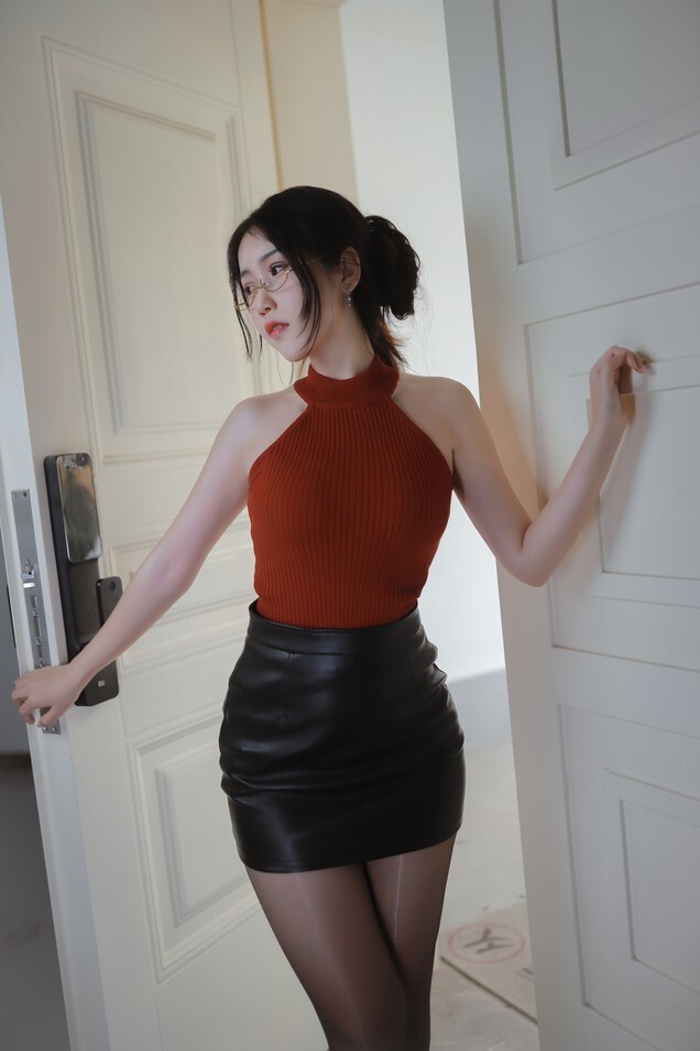 不呆猫 -  姐姐在家独自买醉 [42P-374MB]