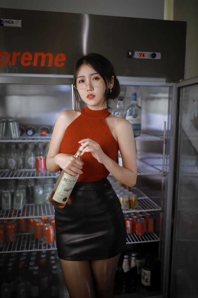 不呆猫 -  姐姐在家独自买醉 [42P-374MB]