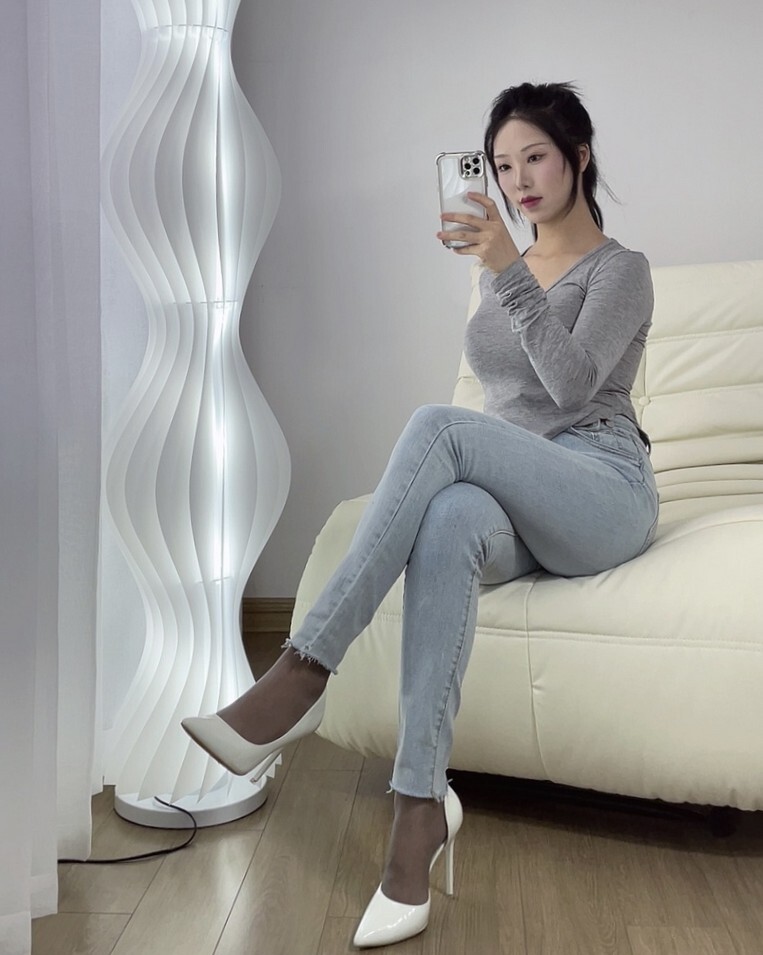 抖娘利世 - 自摄 牛仔裤 [51P-211MB]