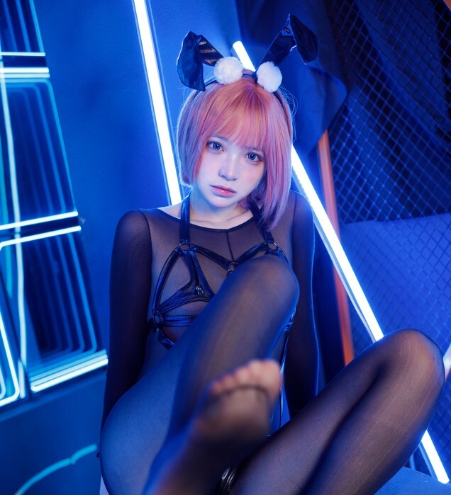 疯猫ss – 黑丝束缚兔 [35P-1GB]