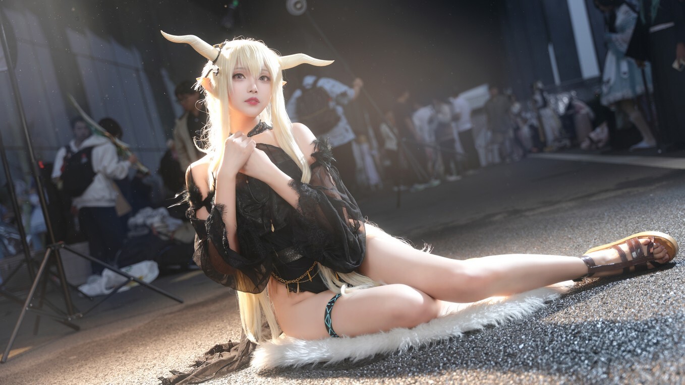 凰儿_ – 闪灵泳装 [14P-63.3MB]