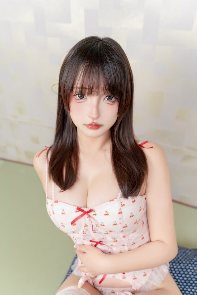 神楽坂真冬 - 睡衣少女 [75P2V-315MB]