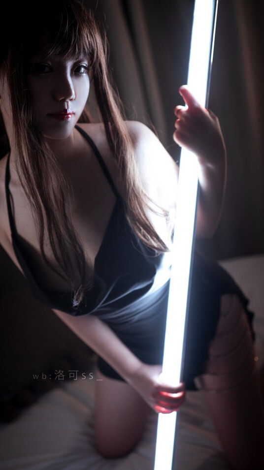 洛可ss - 光效黑吊带 [30P-115MB]