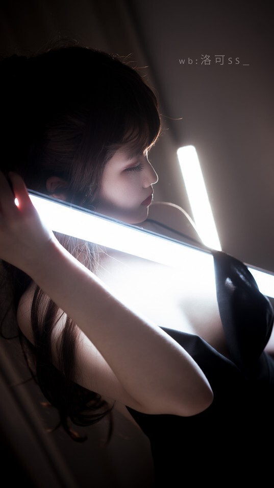 洛可ss - 光效黑吊带 [30P-115MB]