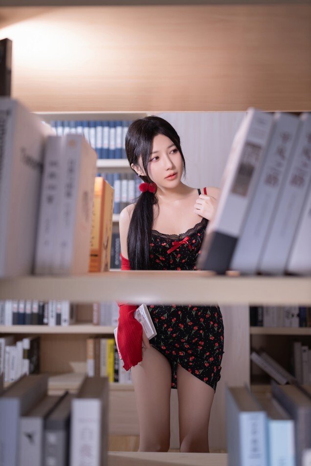 鱼子酱Fish - 图书馆 [82P-900MB]