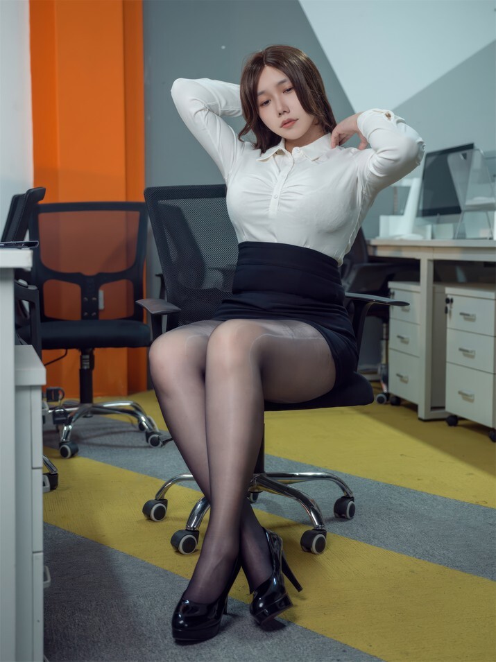 麻花酱 - OL白衬衫姐姐 [40P1V-213MB]