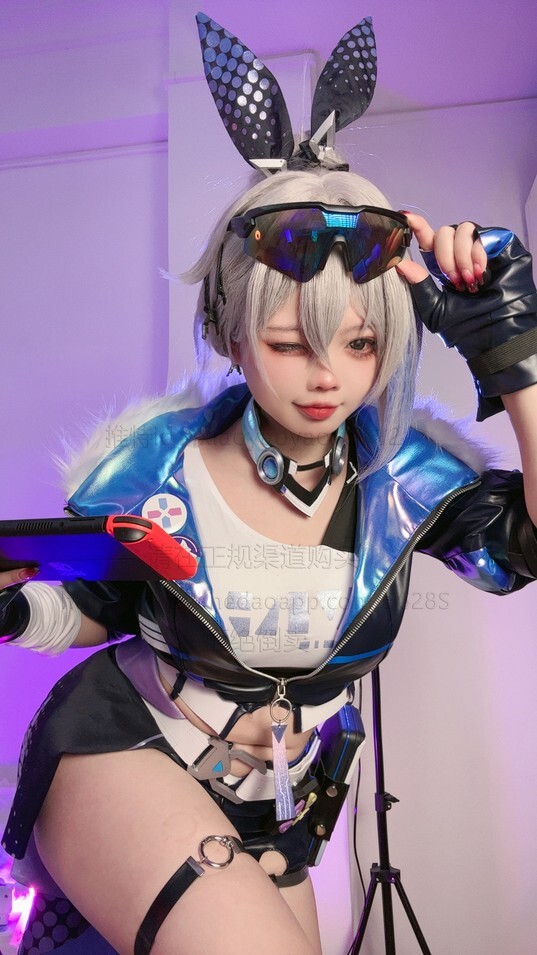 小瑶幺幺 – 自拍版银狼 [64P5V-185MB]