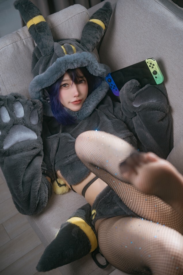 狐洛洛子 – 月之伊布 [45P-571MB]