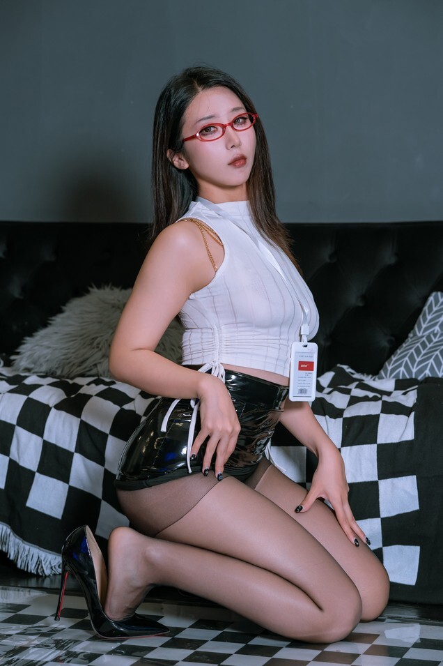 云溪溪 - 奶桃 麻辣OL [130P1V-1.94GB]