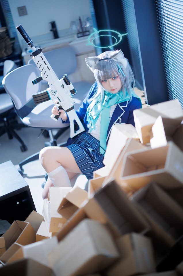 lunana - 场照 砂狼白子 [16P-130MB]