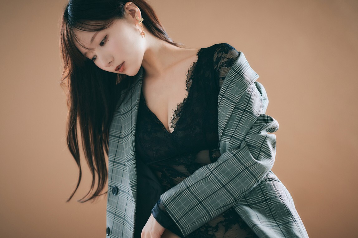 けん研🧪 (けんけん) – BLACK LADY [53P-269MB]