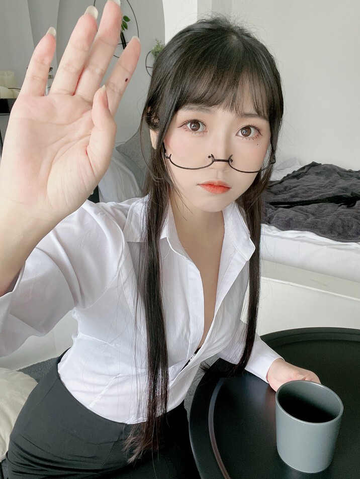 不呆猫 - 黑丝包臀OL [24P5V-908MB]