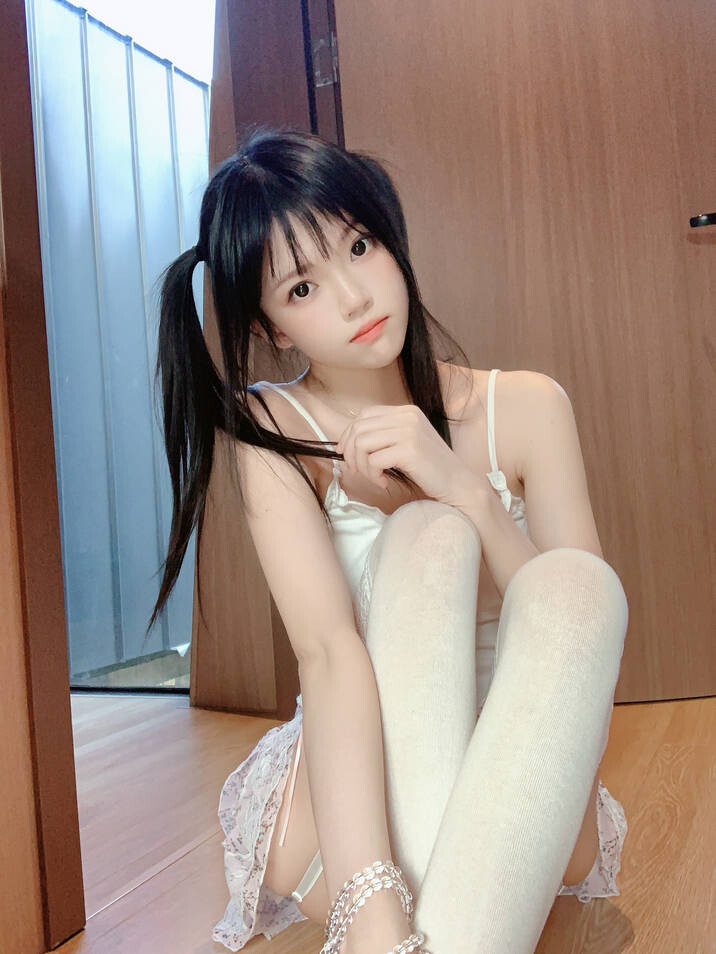 桜桃喵 – 碎花 自拍 [16P-83.7MB]